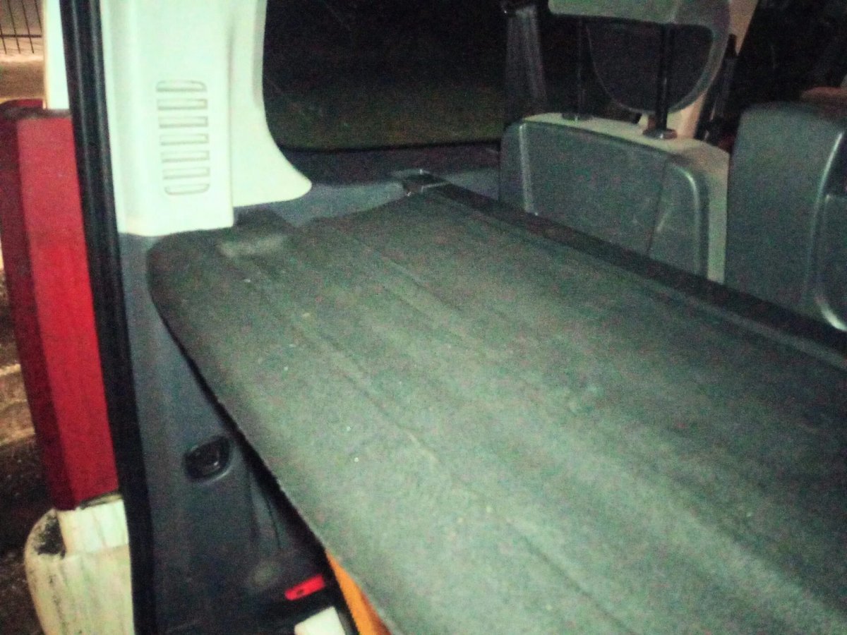 Направляющая шторки багажника для Fiat Doblo 2005-2015