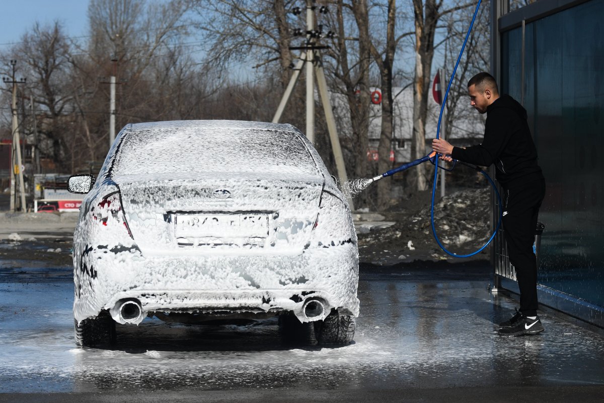 Нанесение пены на автомобиль