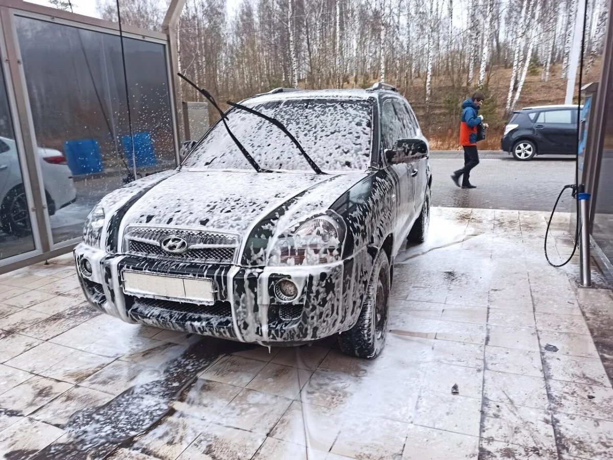 Машина в зимней грязи