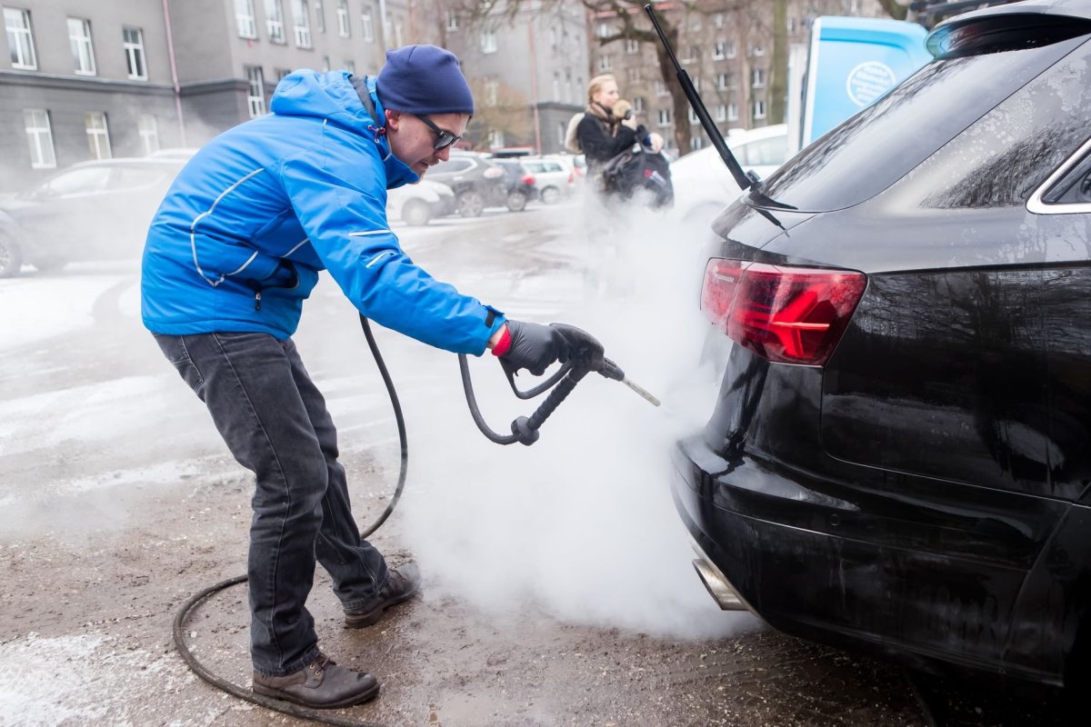 Автомойщик зимой