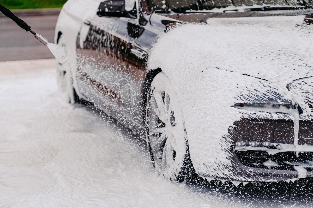 Грязная машина на прозрачном фоне