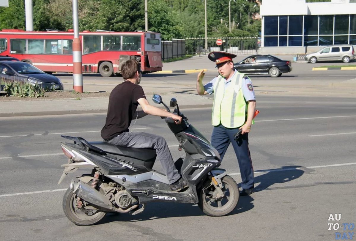Подросток на скутере