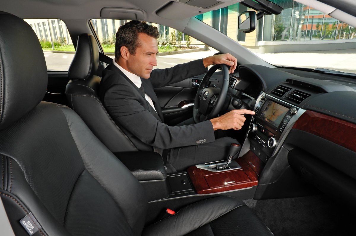 Успешный мужчина за рулем