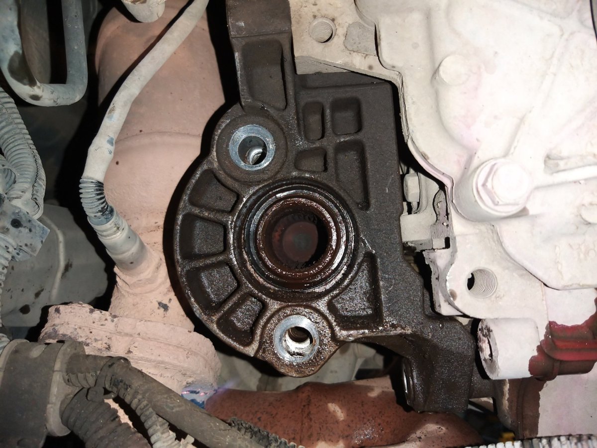 Сальник правого привода Кадиллак СРХ 2011