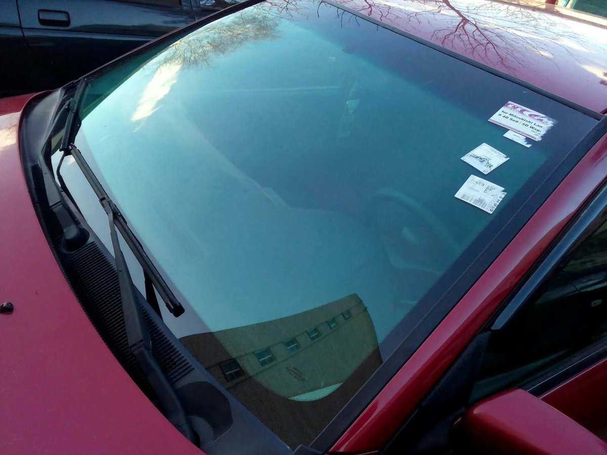 Lancer 9 лобовое стекло