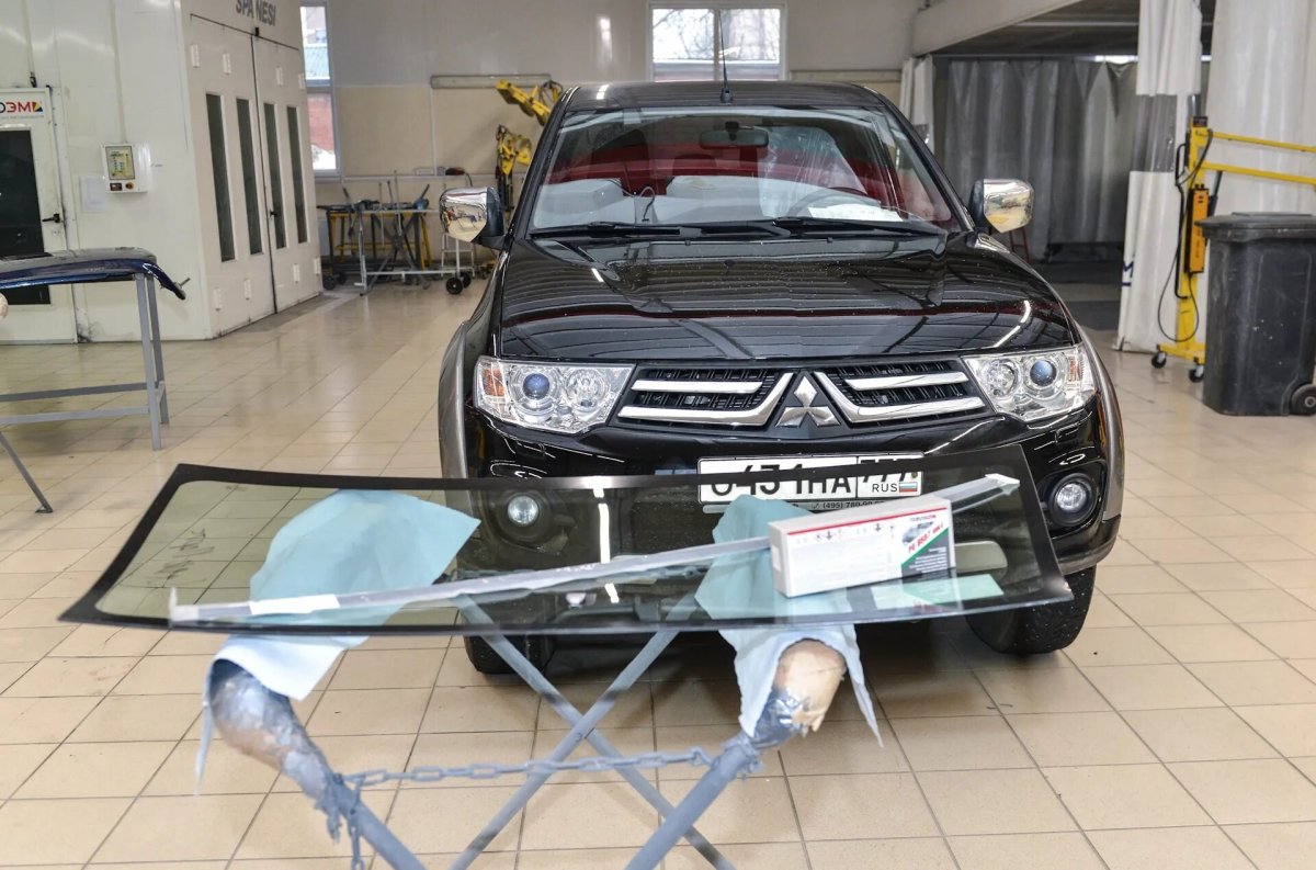 Стекло лобовое Mitsubishi l200