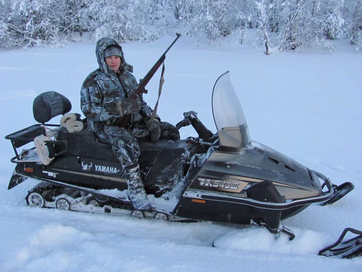 Охотник на снегоходе