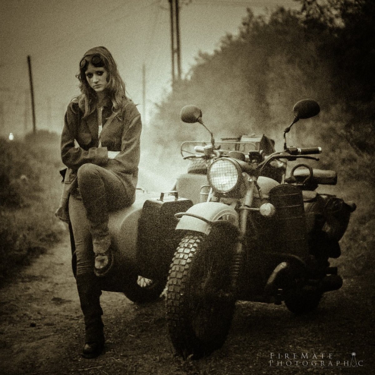 Девушка на мотоцикле Урал