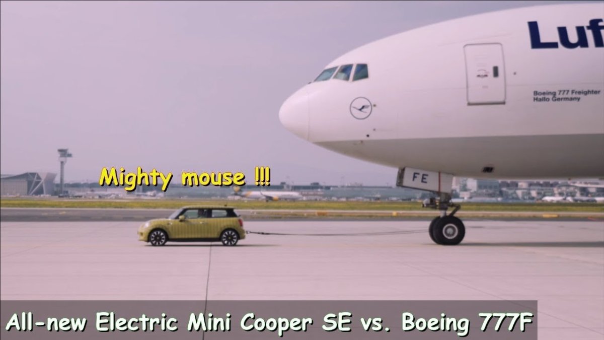 Машина тащит самолет