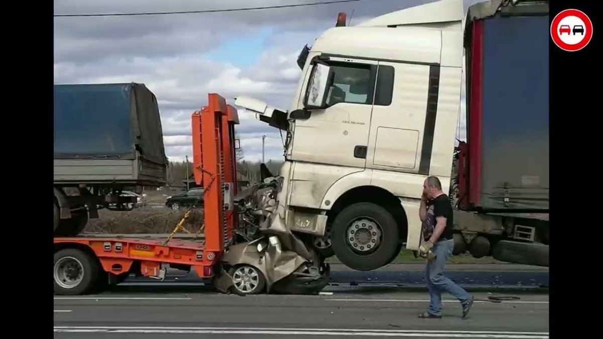 ДТП грузовик и легковушка