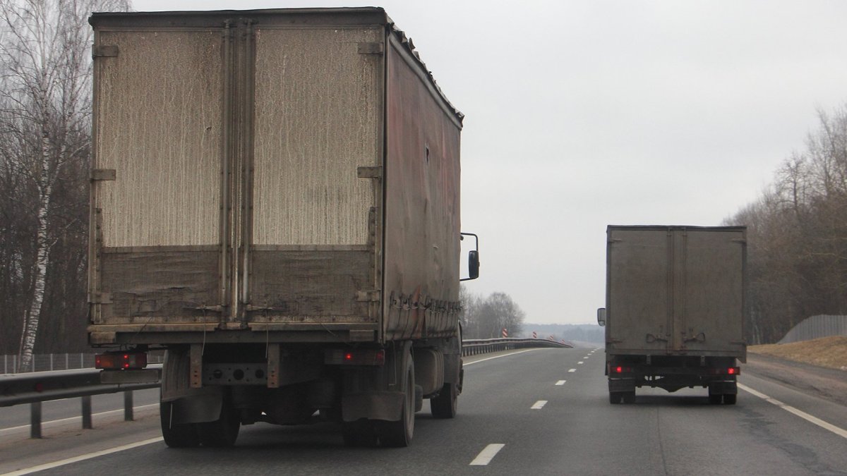 Грузовик обгоняет другой грузовик