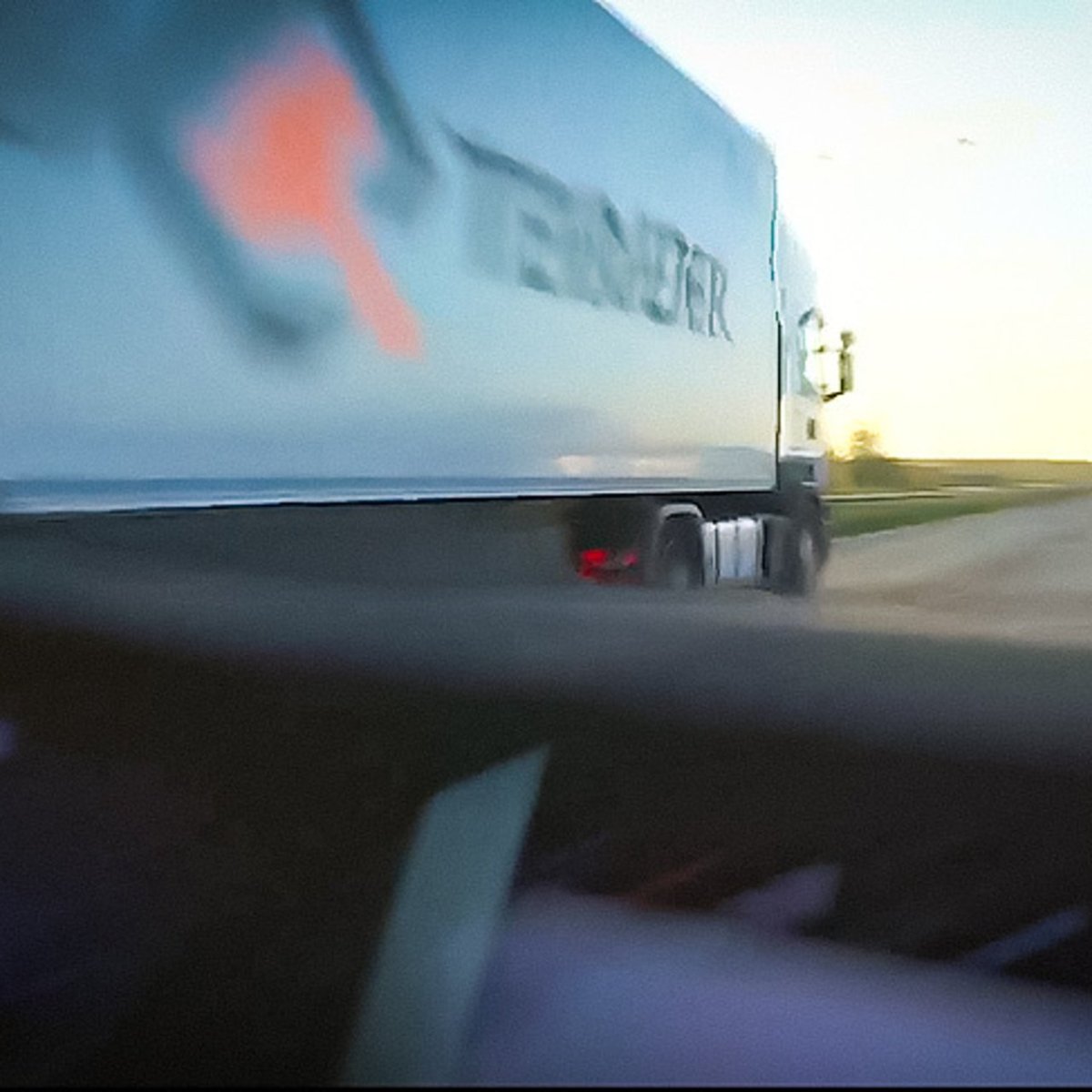 Фура обгоняет легковушку