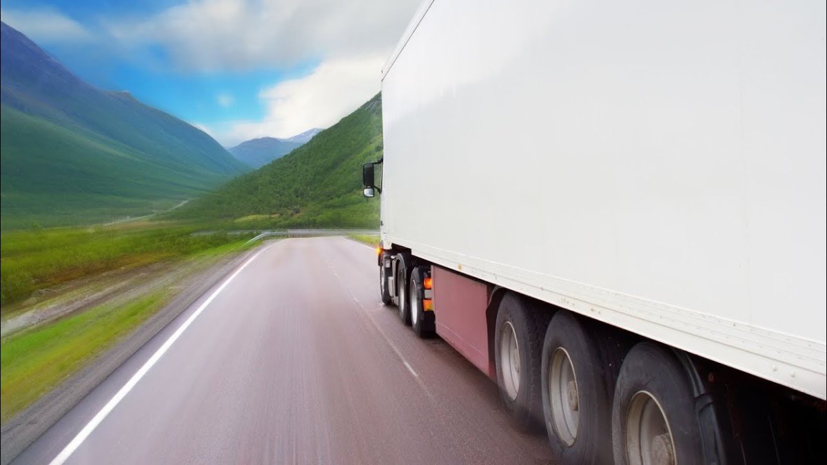 Грузовик едет