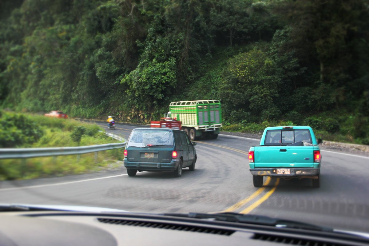 Автомобиль на встречной полосе