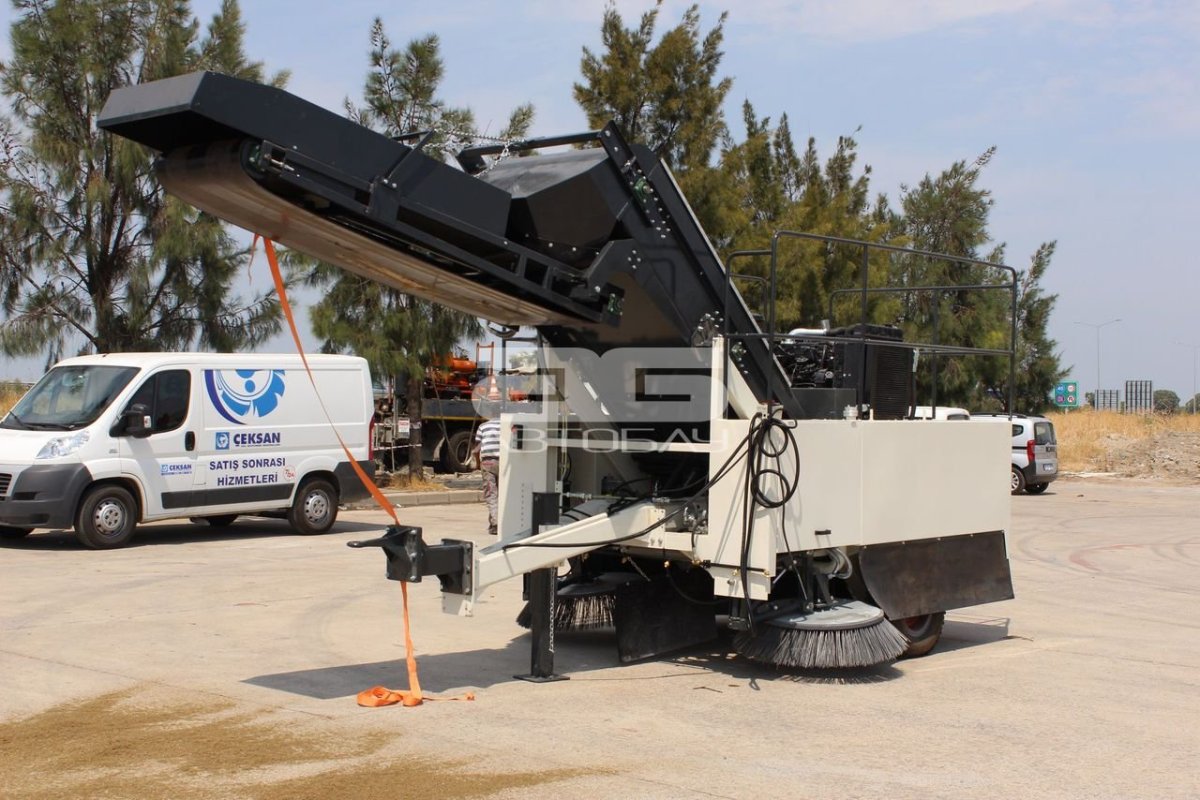 Прицепная подметально-уборочная машина