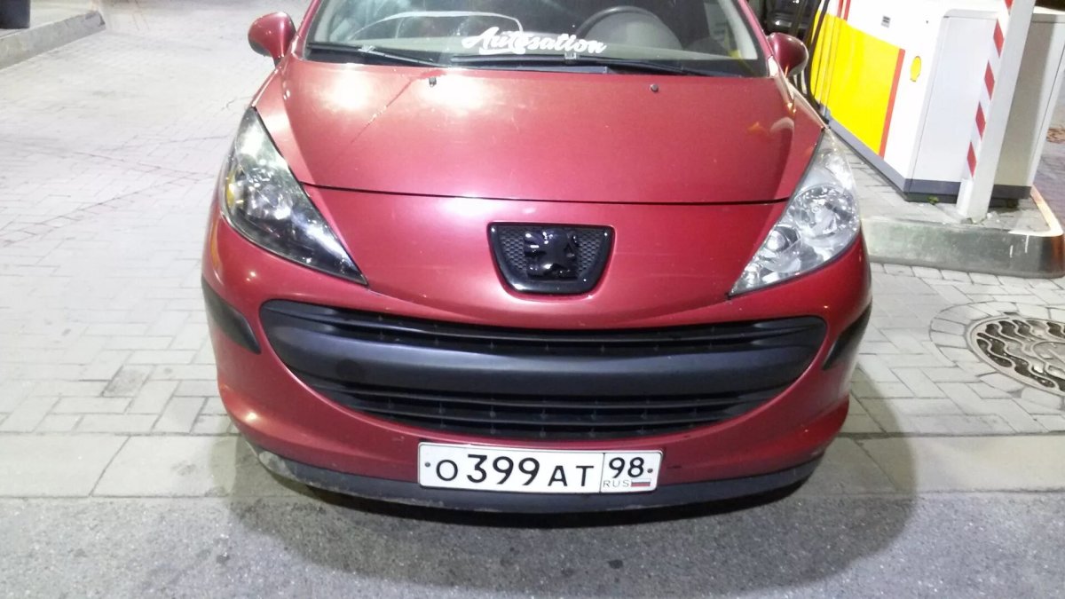 Пежо 207 красный с чёрными фарами