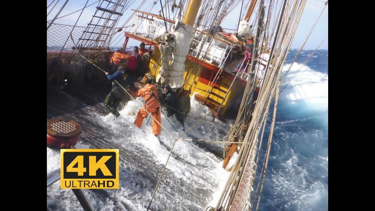 Матросы в шторм на корабле