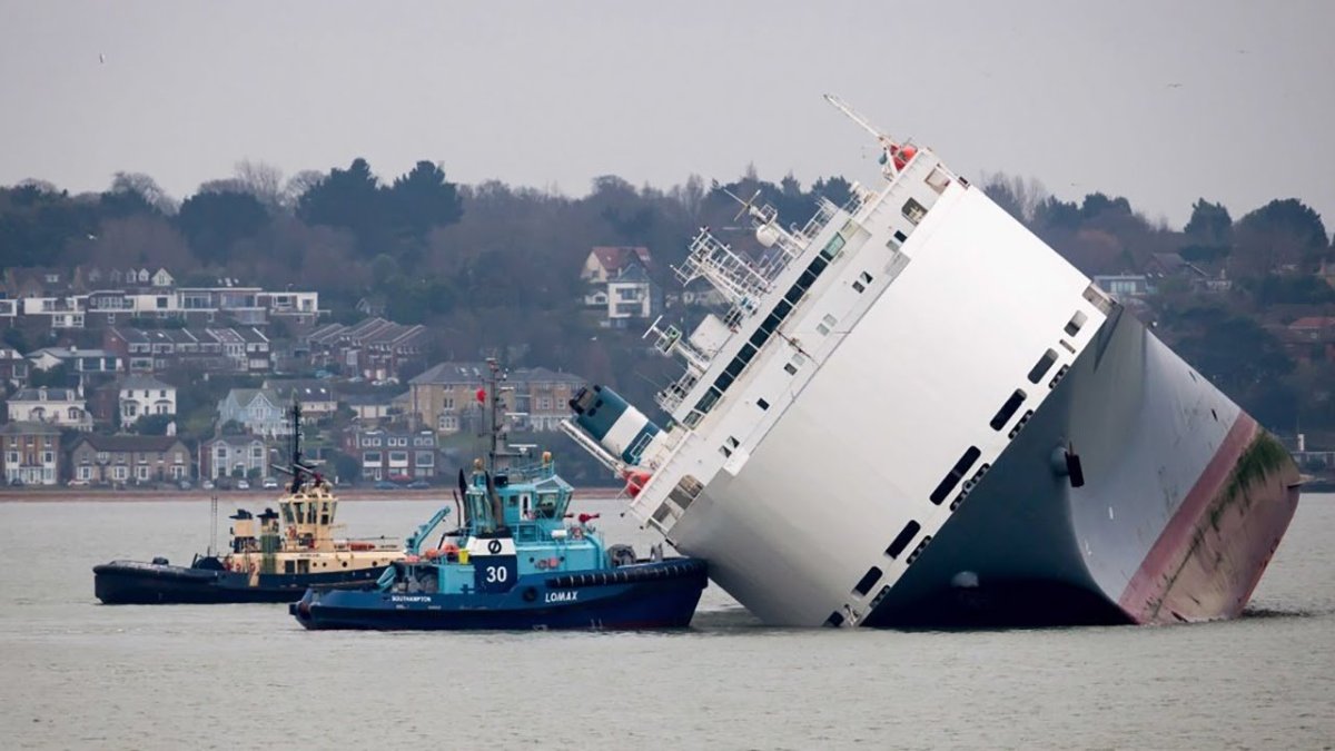 Крушение автовоза Hoegh Osaka