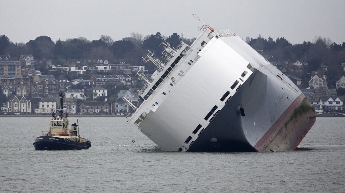 Судно кренится