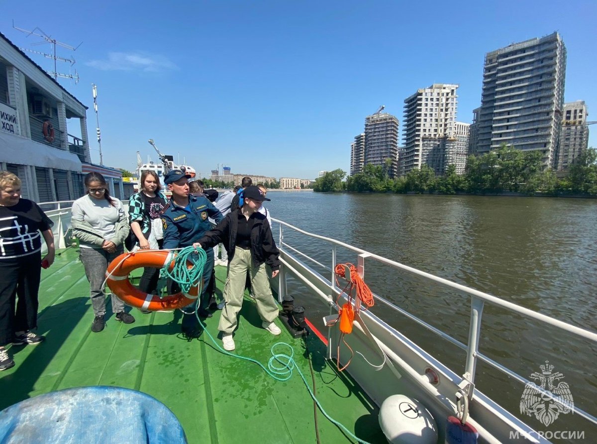 Пожарный корабль Надежда Москва