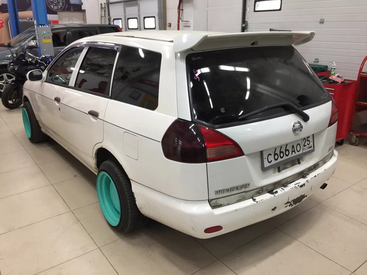 Ниссан ад универсал 2000