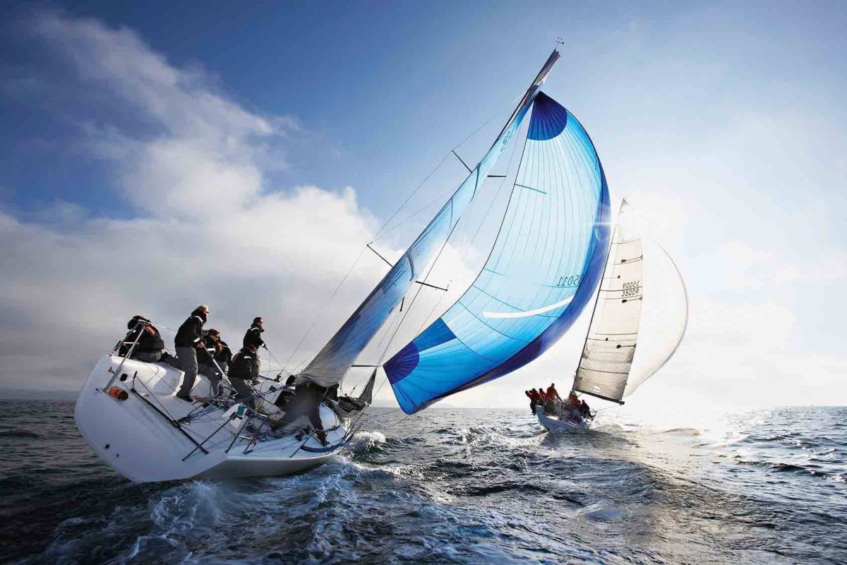 Парусная яхта спорт