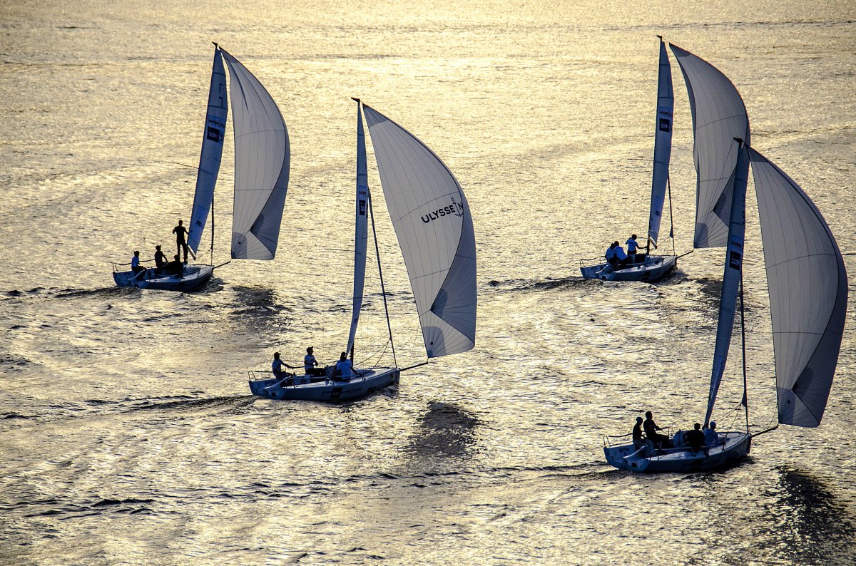 Спортивная парусная яхта