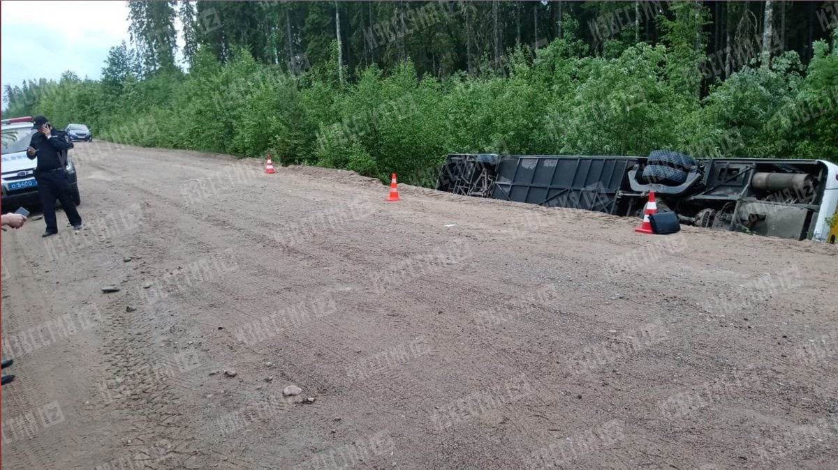 Перевернулся автобус в Ленинградской области