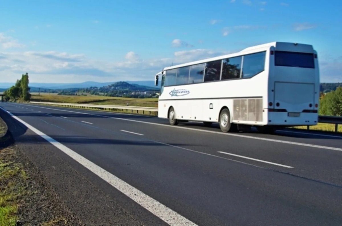 Автобус едет по дороге