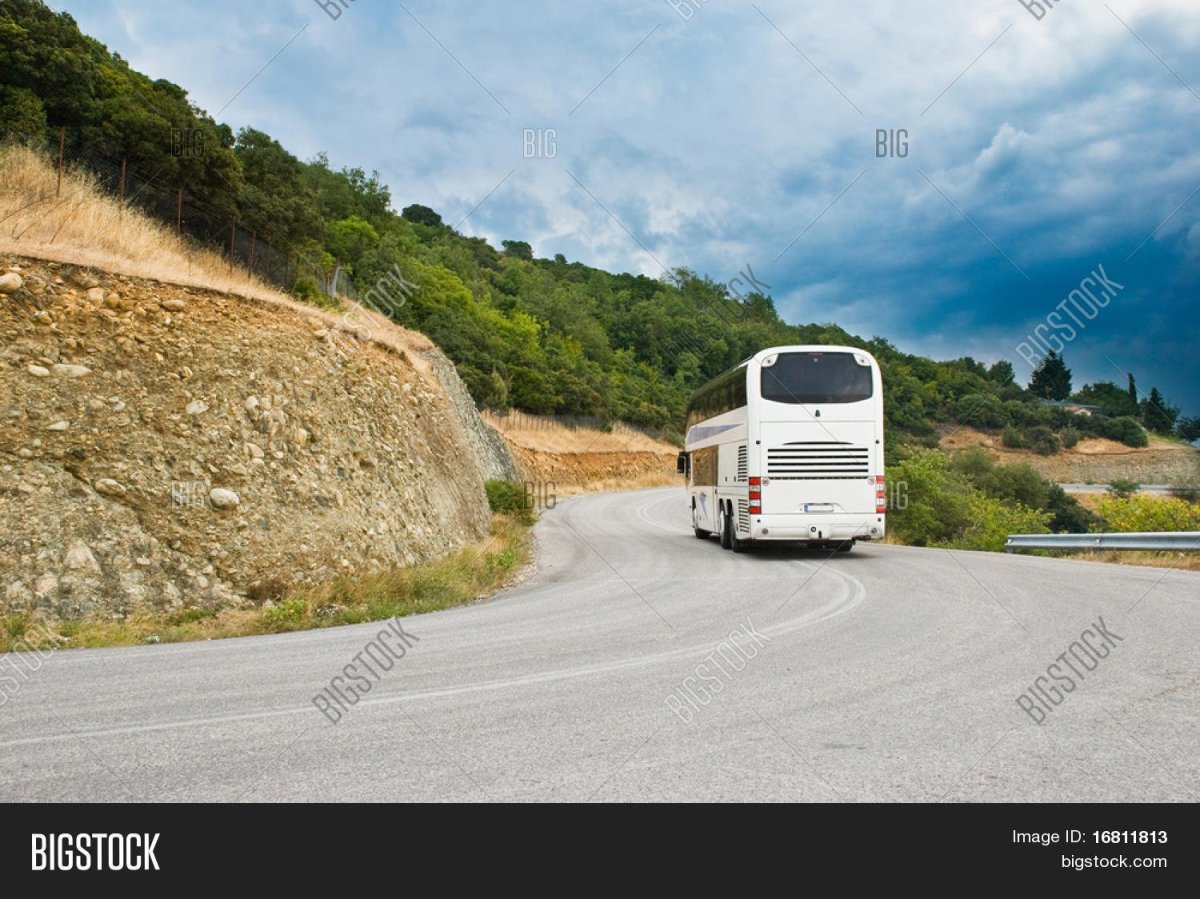 Автобус на горной дороге арт