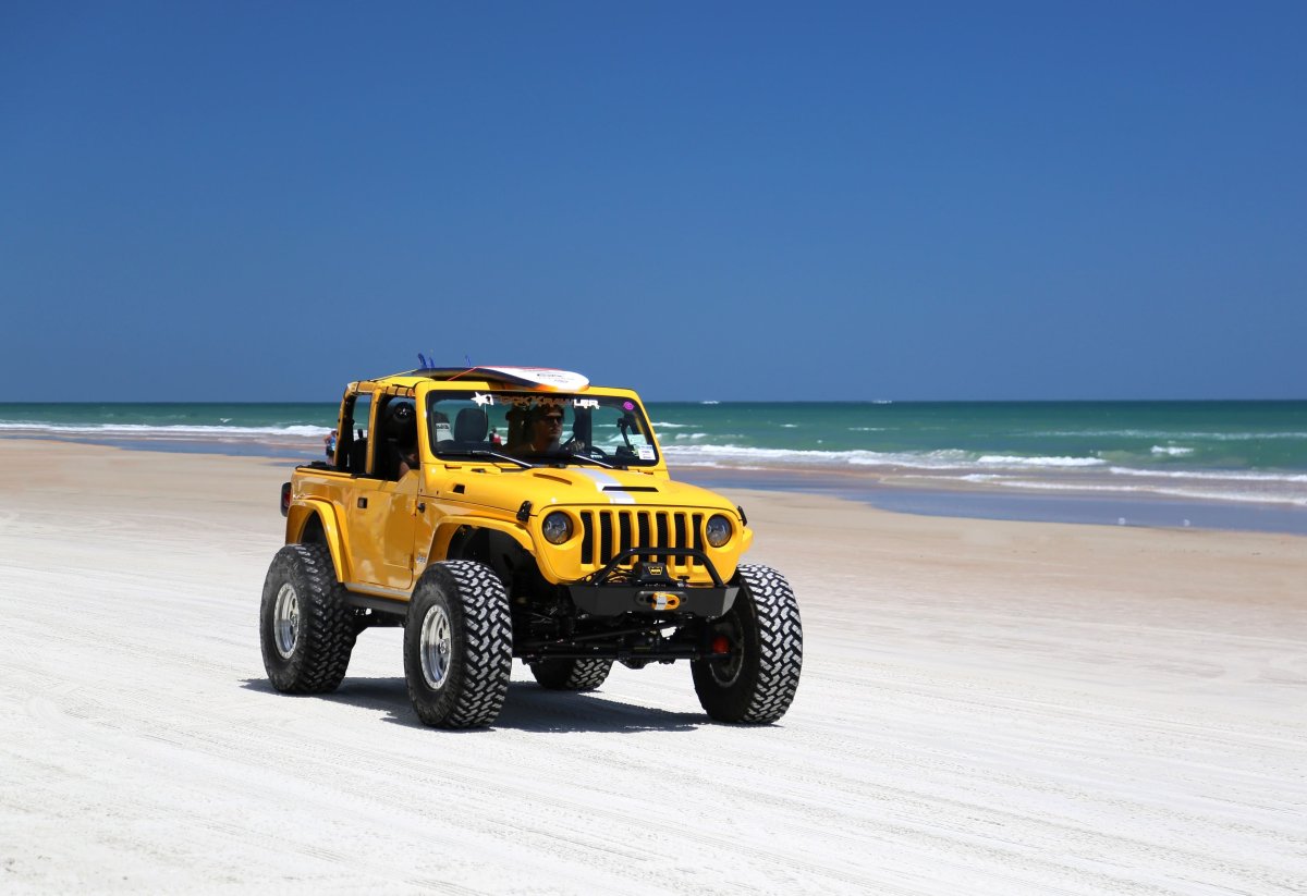Jeep Wrangler желтый пляж