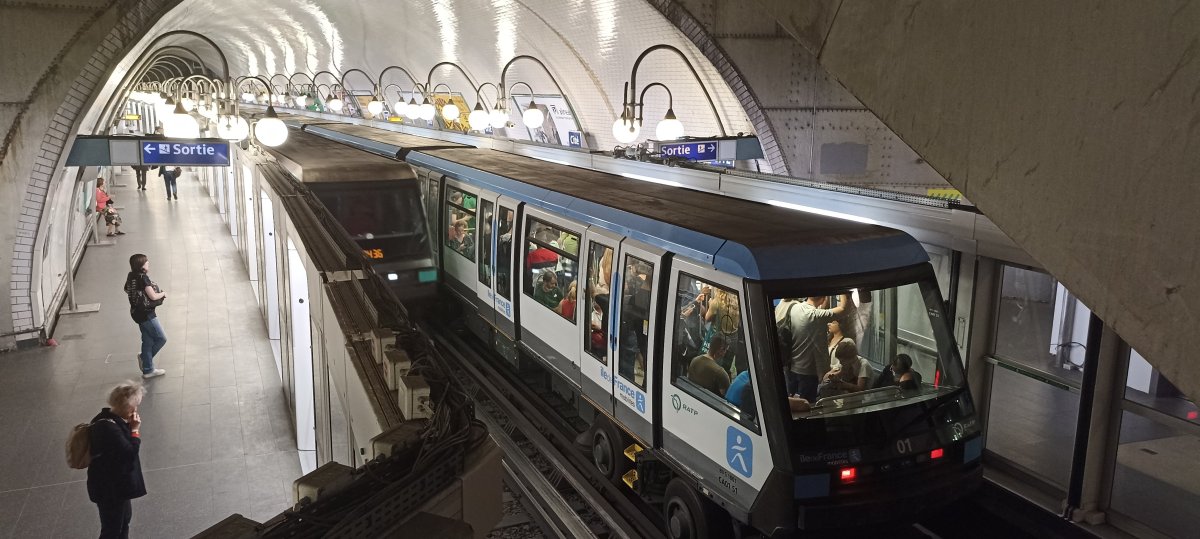 Париж станция метро Пиренеи