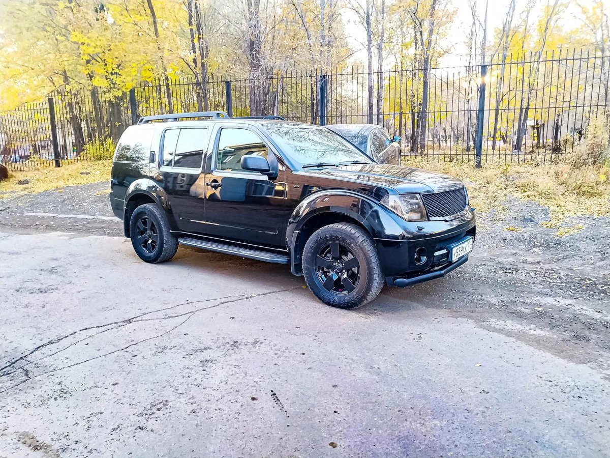 Nissan Pathfinder черный