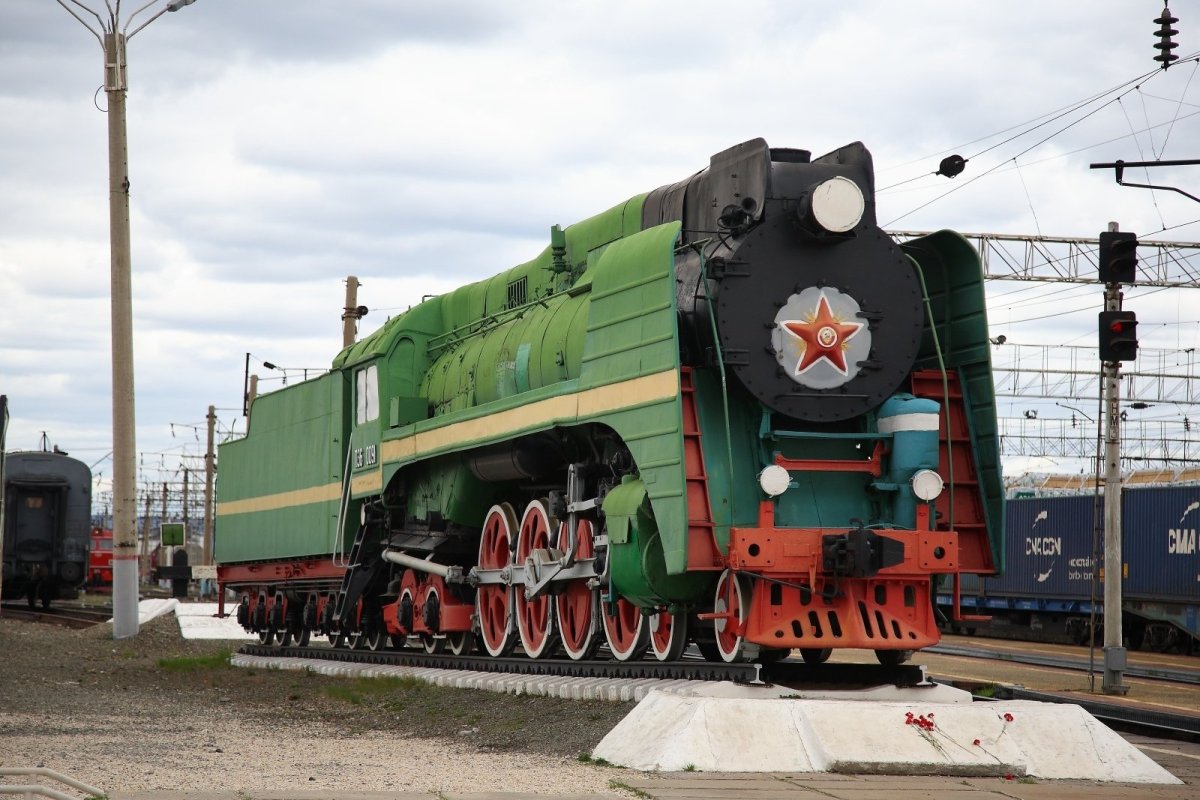 Памятник паровоз-п36 город Белогорск