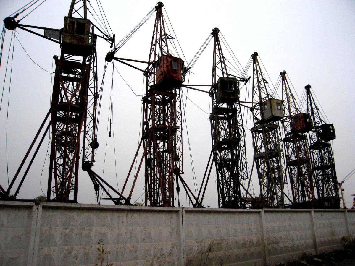 Кладбище башенных кранов в Минске