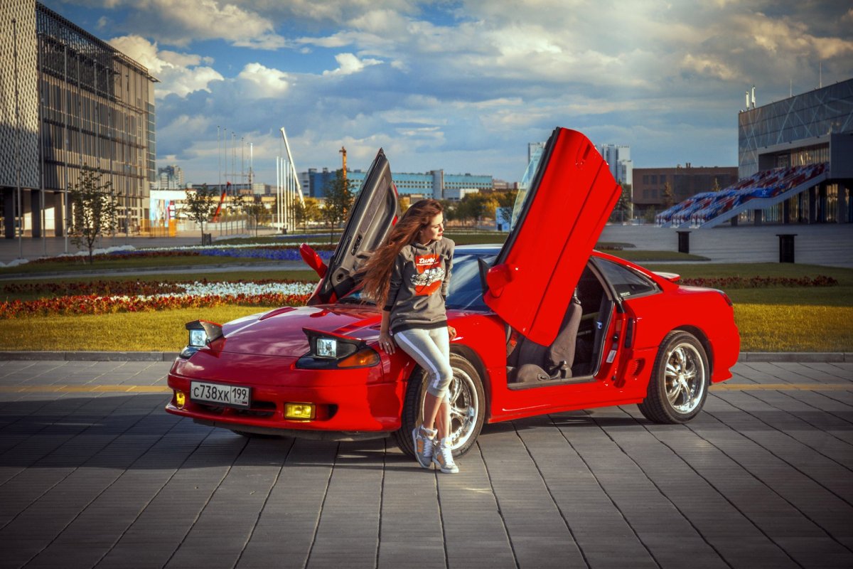 Машина с открывающимися дверями вверх