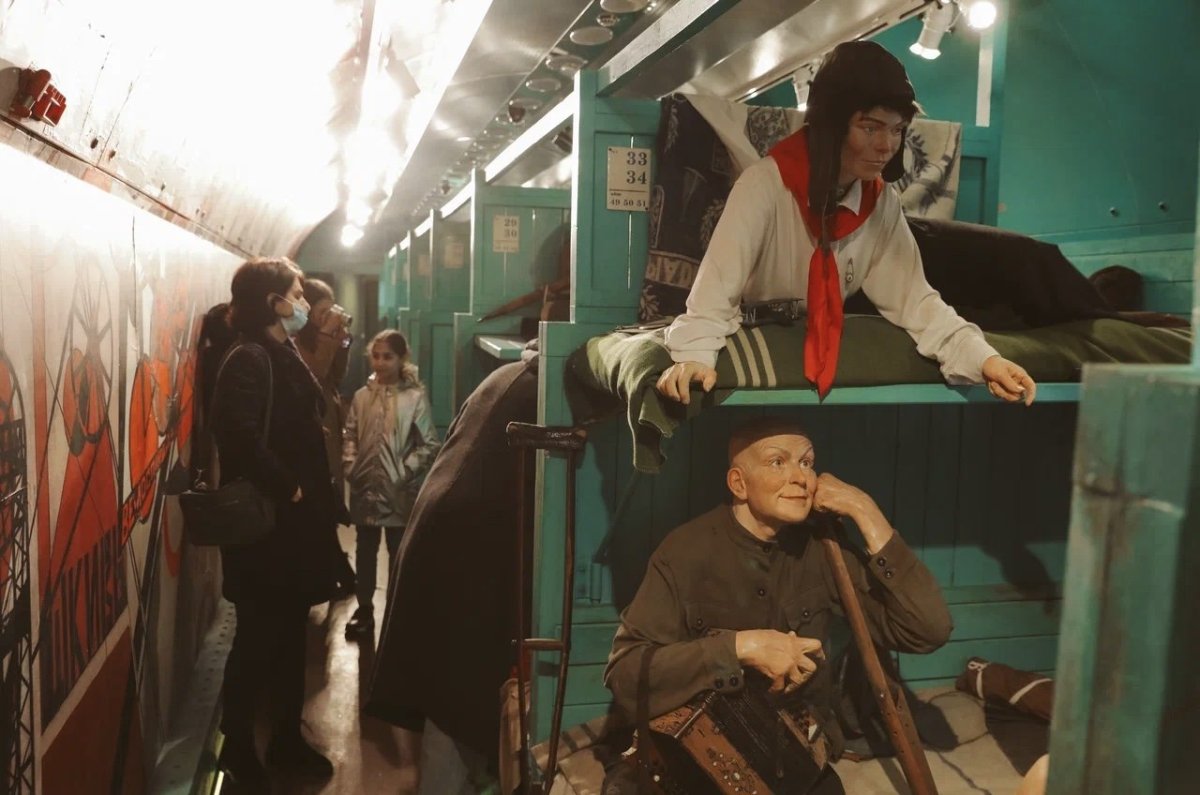 Поезд с манекенами