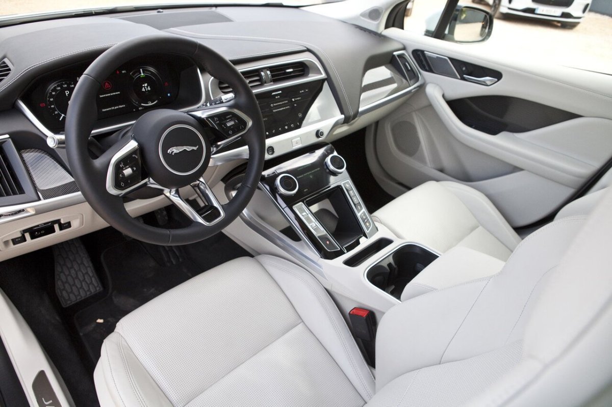 I Pace Jaguar 2023 салон