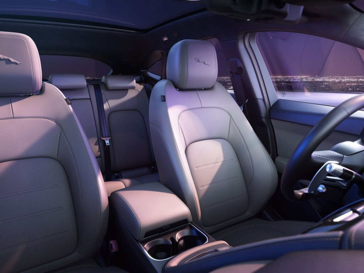 Jaguar e-Pace салон