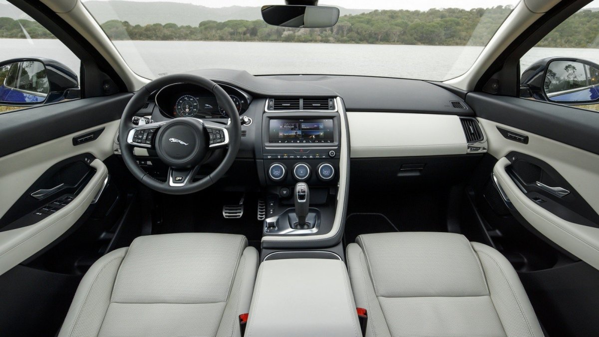 Ягуар e Pace салон