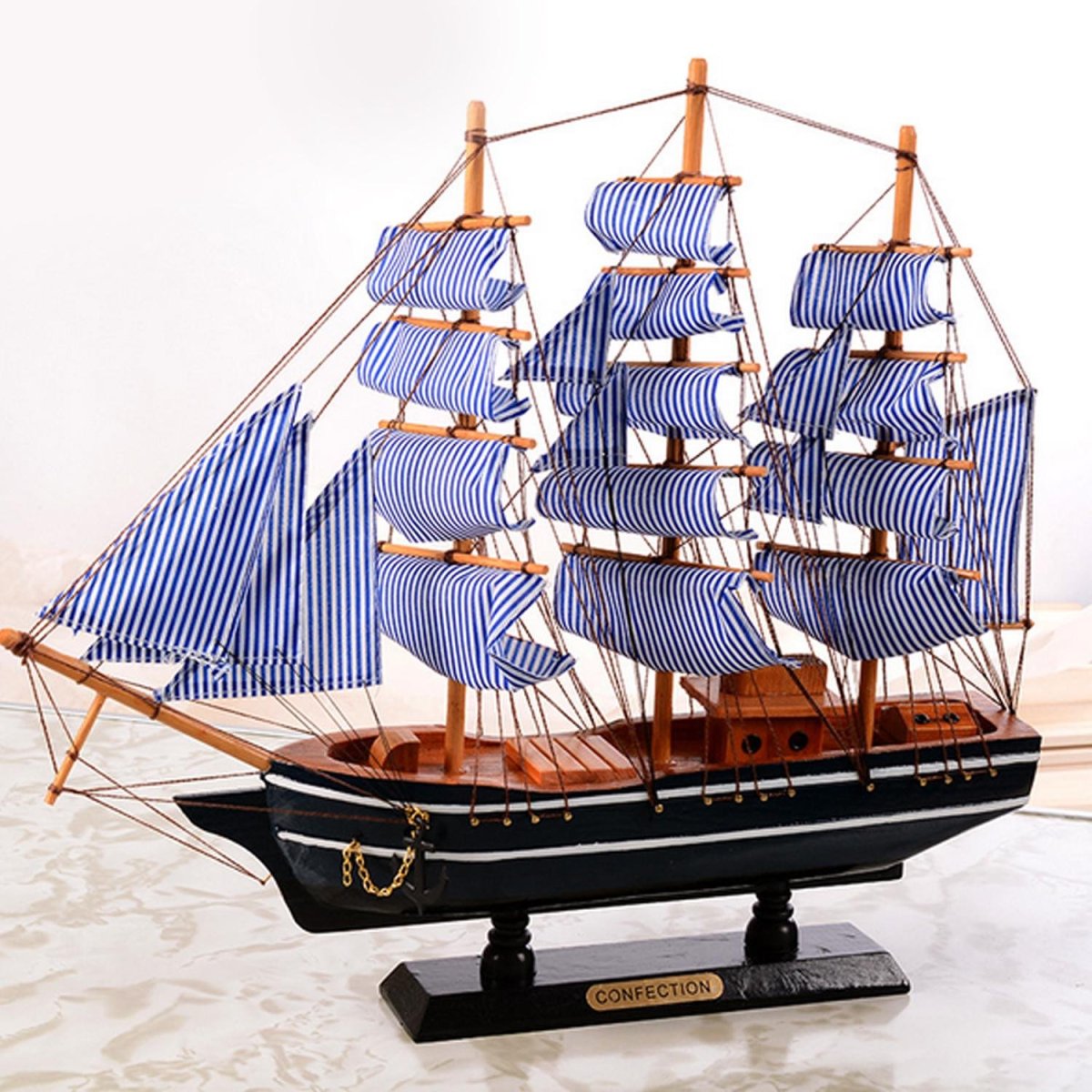 Деревянная модель парусника