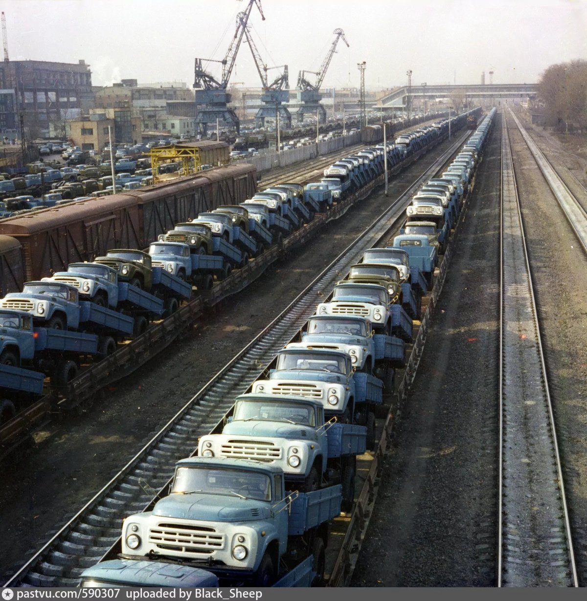 ЗИЛ-130 на ЖД платформе