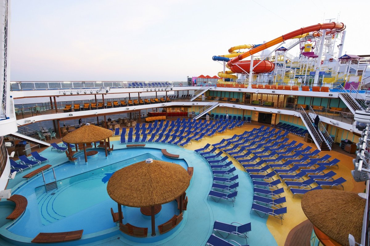 Круизный лайнер Carnival Breeze