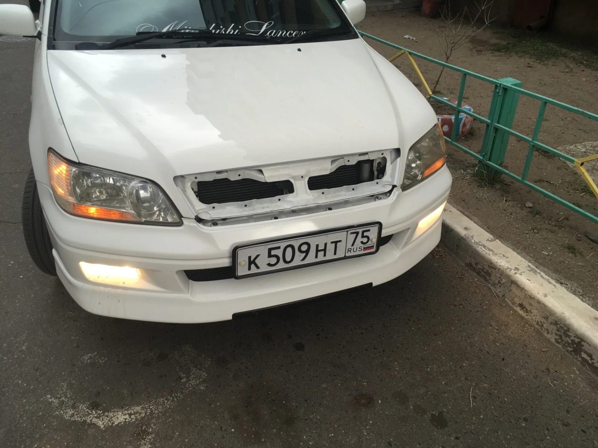 Mitsubishi Lancer Cedia решетка радиатора
