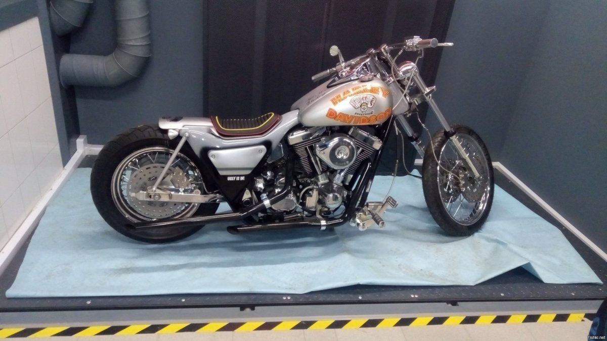 Харлей Дэвидсон и ковбой Мальборо мотоцикл