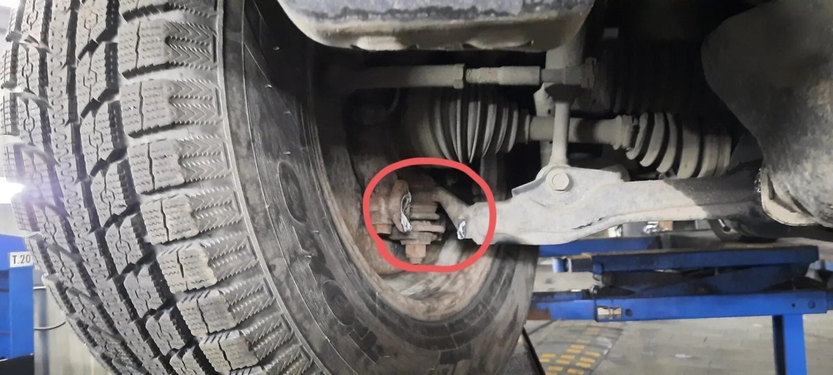 Гремит сзади на лежачих полицейских Прадо 120