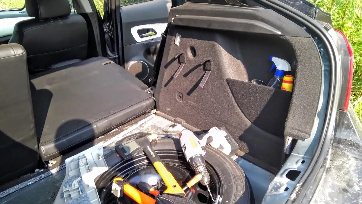 Герметик в багажнике Шевроле Круз