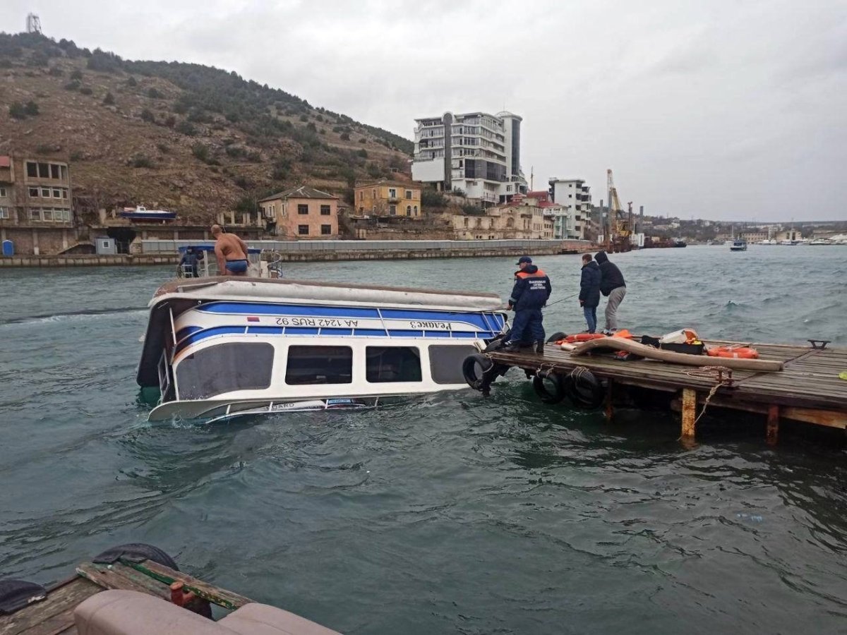 Перевернулся катер в Севастополе