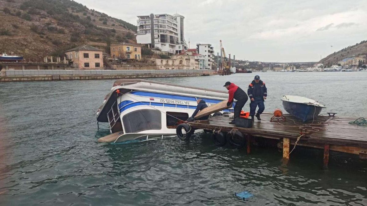 Катер перевернулся