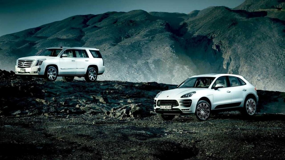 Белый джип в горах